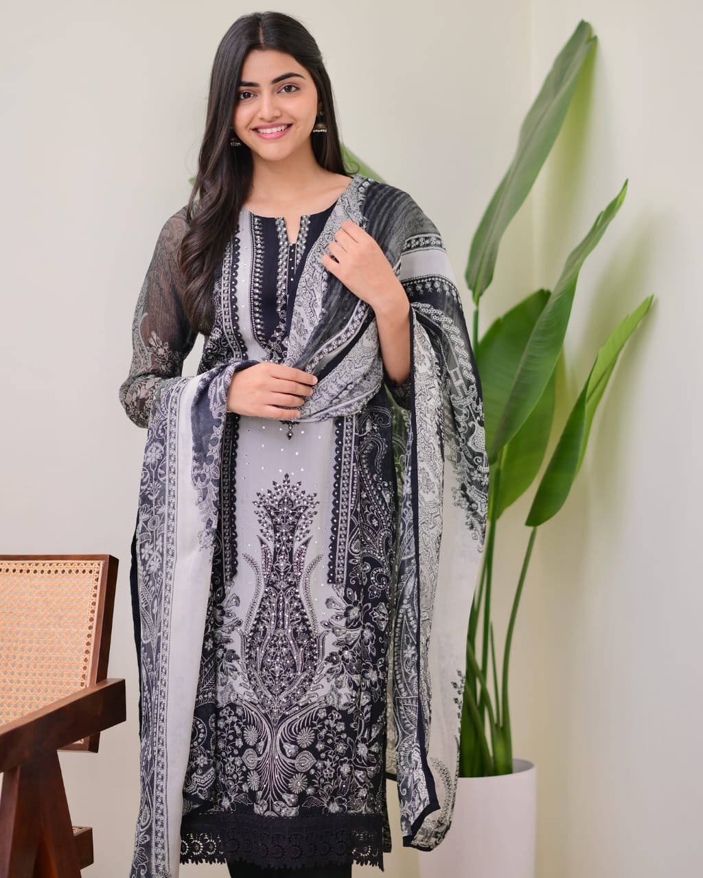 Elegant Arrival – A timeless classic in monochrome grace